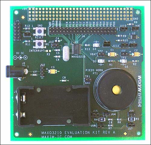 图3. MAXQ3210评估工具配备有压电喇叭、LED和9V电池座，支持完整的应用开发。