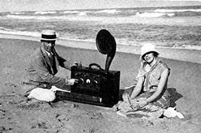 图4. 埃德温•阿姆斯特朗 (Edwin Armstrong) 和妻子马里昂 (Marion) 带着 第一台便携式收音机度蜜月