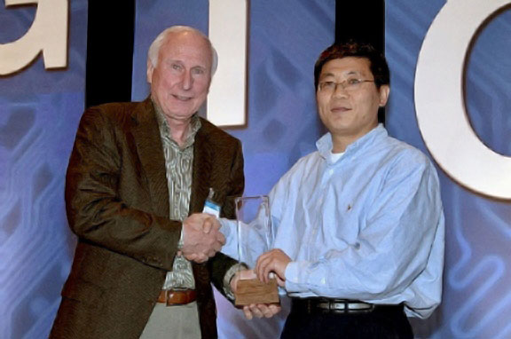 Baoxing receiving his ADI Fellow Award from founder Ray Stata