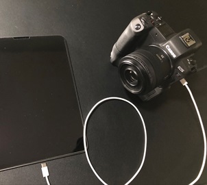 Figure 1. A digital camera connected to a tablet via a USB-C cable. Figure 1. A digital camera connected to a tablet via a USB-C cable.