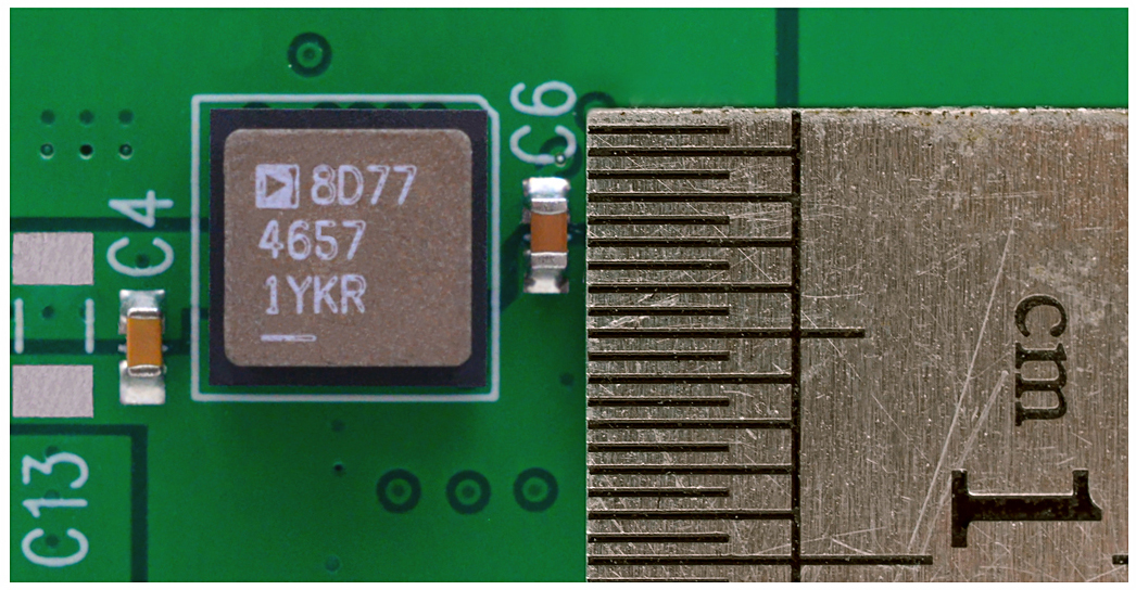 図3 DC2989Aデモンストレーション・ボード上に入出力コンデンサを実装した小型LTM4657ソリューション。数個のセラミック・コンデンサと1個の抵抗がボード裏面に配置されています。