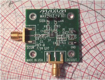図1. 新しいマッチング部品(C2、L1、L3、C4)を搭載したMAX2653 EVキット。PCB自体の修正は不要。