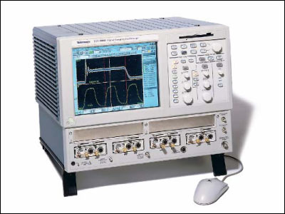 図2. サンプリングモジュールを備えたTektronix TDS8000シリーズのスコープ