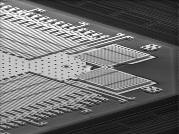 Microelectromechanical structure used for precision motion determination