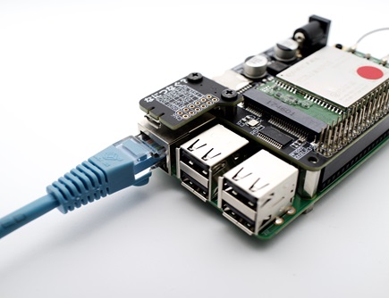 図27, Raspberry Piと作業用のパソコンにLANケーブルを繋げた様子