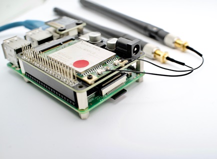 図28, Raspberry PiにmicroSDカードを差し込んだ様子