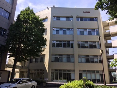 図 1. 35 年近くぶり。忘れもしない「自動制御」の講義が行われていた講義棟(2019 年夏に撮影)