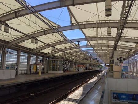 図13. 中央線某駅の高架鉄道駅のようす。私が学生だったときはひなびた地上駅だった。それこそ「隔世の感」