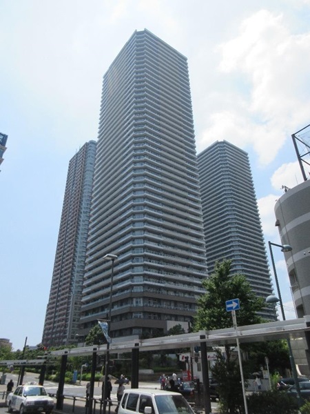 JR武蔵小杉駅横須賀線新南口より撮影(左奥からザ・コスギタワー、リエトコート武蔵小杉イーストタワー(手前)、リエトコート武蔵小杉ザ・クラッシィタワー。多数のタワマンで恐ろしくて近づけない(汗)。ザ・クラッシィタワーには知り合いが3人、2家族住んでいる…(A君とI君夫妻)。そのうちA君とは偶然、何年ぶりか、東急スクエア1Fのリトルマーメイド前でばったり!)