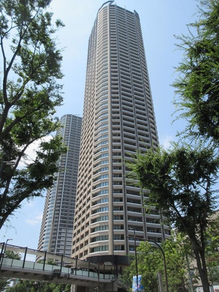 図12. JR武蔵小杉駅北口南武線出口先の小杉町交差点より撮影(左からパークシティ武蔵小杉ザ・ガーデンタワーズイースト、同ウエスト。最近できたタワマン。1Fの駐車場からは驚異的な高級車が出入りしていることがある…)