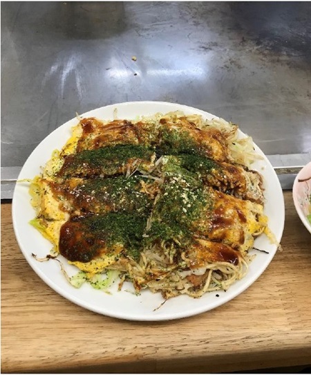 図1. お好み村での「ぼっちディナー」。量が相当あるように見えるが、キャベツが多くかなりヘルシー的(右にちょこっと見えるのは牛スジの煮込み。これも美味かった)