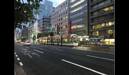 図2. 5100 形Green mover max [3]。八丁堀電停に停車中を撮影