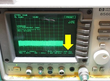 図 1. 手持ちのスペアナ HP 8560E に表示されたエラー、ERR334（がっくり…）