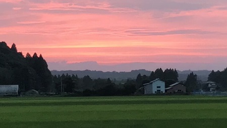 図 1. 春はあけぼの。やうやう白くなりゆく山際、すこし明かりて、紫だちたる雲の、細くたなびきたる