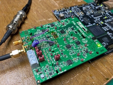 図 1. 実験に使用した EVAL-AD7960FMCZ と SDP ボード