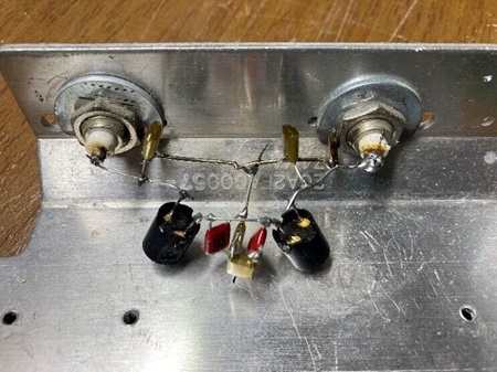 図 12. 図 11 の 5 次 LC LPF を実際に作ってみた（入出力インピーダンス 600Ω。アマチュア・チックですいません。それでも一応相互インダクタンス結合を避けるために、黒の 470uH のインダクタは 90°弱相互に傾けてあります）