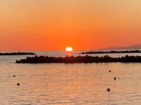 図 1. すべてはシミュレーションなのか （海に沈む夕日。本当に美しい）