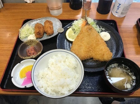 図 1. 道の駅ちくら潮風王国[2]、市場食堂せん政水産[3]の巨大アジフライ。この写真からもアジフライがドデカいことが分かる
