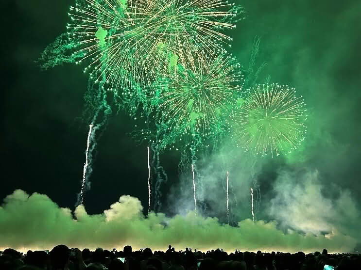 図1.大曲の花火(その1)素人スマホ撮影、ご容赦を!