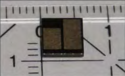 図1. 1-Wire Contact Package の外観。サイズは6mm×6mm×0.9mm です（ゲージの目盛りの単位はcm）。