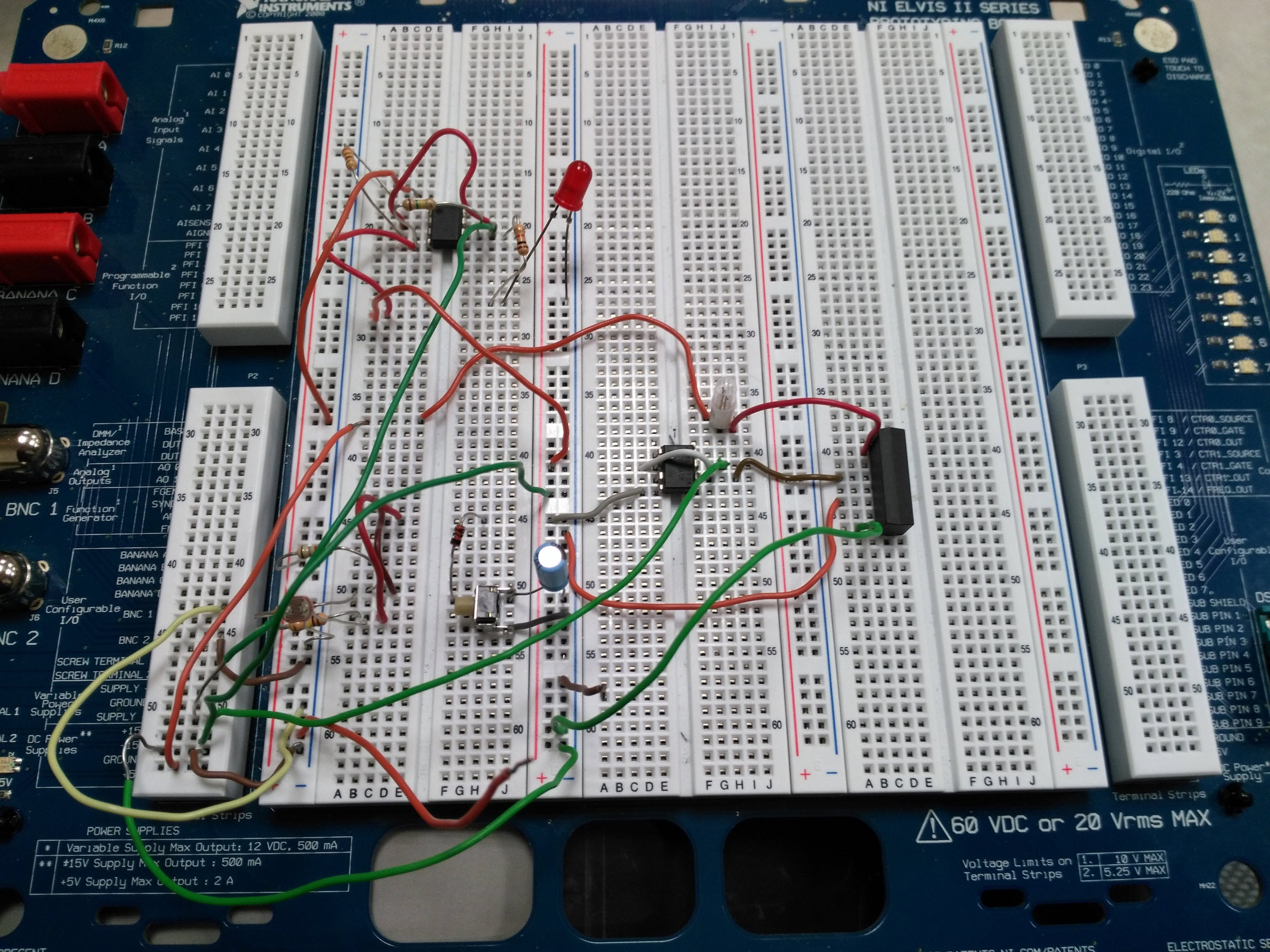 図 2 . 好ましくない配線の例。このようなブレッドボードを作製すると後で後悔することになります(写真提供: 図 1と同じく Kevin Johnson氏)。